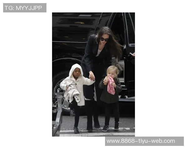 兰德尔娇妻现身主场为老公助威身材保持完美紫色大衣引人注目