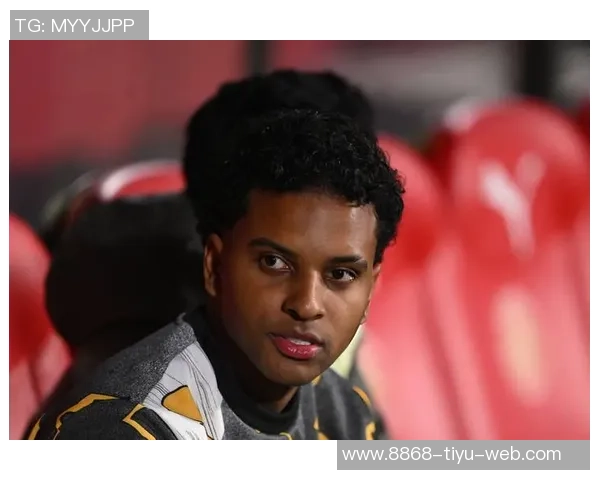 罗德里戈禁区遭侵犯小腿受击倒地VAR却选择沉默引发争议